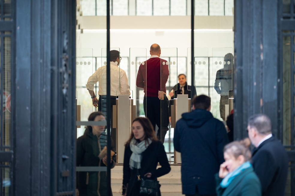 Entrada do Bank of America em Paris. Número de funcionários na capital francesa chega a 600, seis vezes mais do que em 2016, antes da votação do Brexit — Foto: Benjamin Girette/Bloomberg