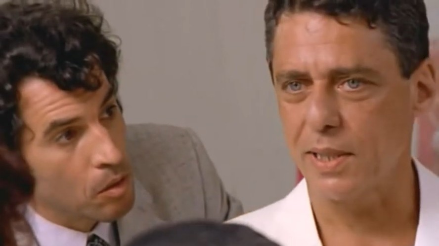 Chico Buarque ao lado de Paulo Betti em cena do filme 'Ed Mort'