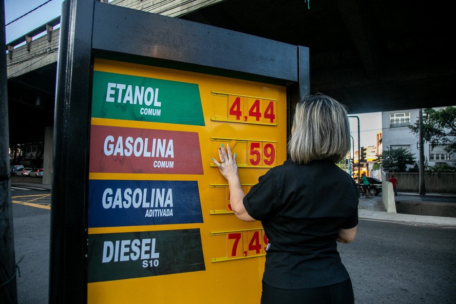 Redução no preço da gasolina em posto na Zona Norte do Rio de Janeiro