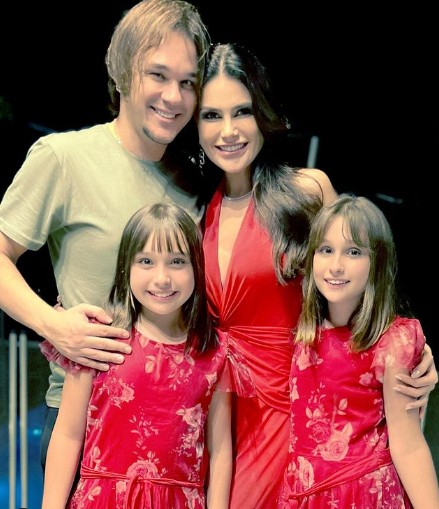 Leandro, do KLB, com a mulher, Natália Guimarães, e as filhas gêmeas — Foto: Reprodução/Instagram