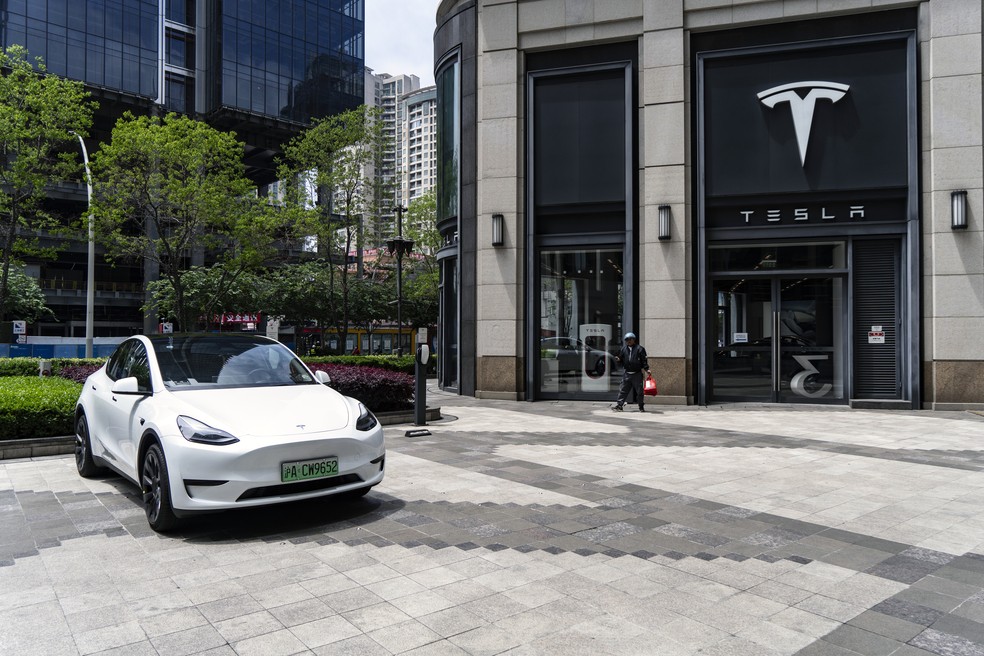 Showroom da Tesla em Xangai: montadora de carros elétricos fecha acordo com a chinesa Baidu — Foto: Qian Shen/Bloomberg