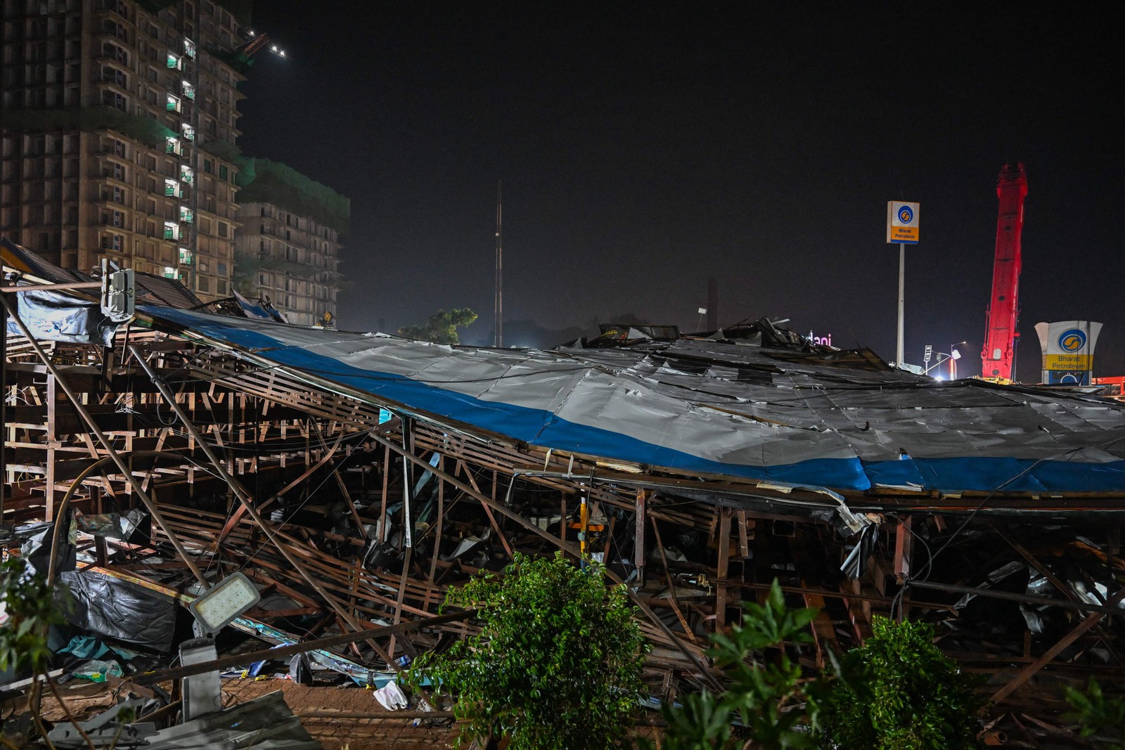 Local onde outdoor desabou após uma tempestade de poeira em Mumbai. — Foto: Punit PARANJPE / AFP