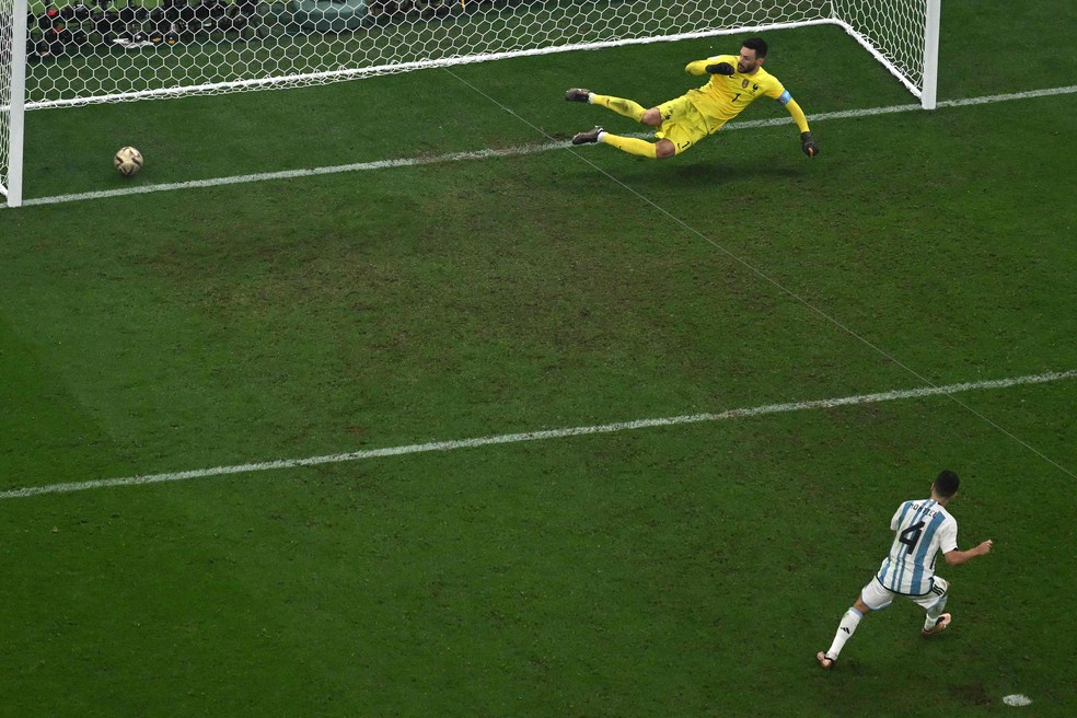 Depois de cometer um pênalti na prorrogação, coube ao zagueiro Montiel marcar o gol do título nos pênaltis — Foto: Antonin Thuillier / AFP