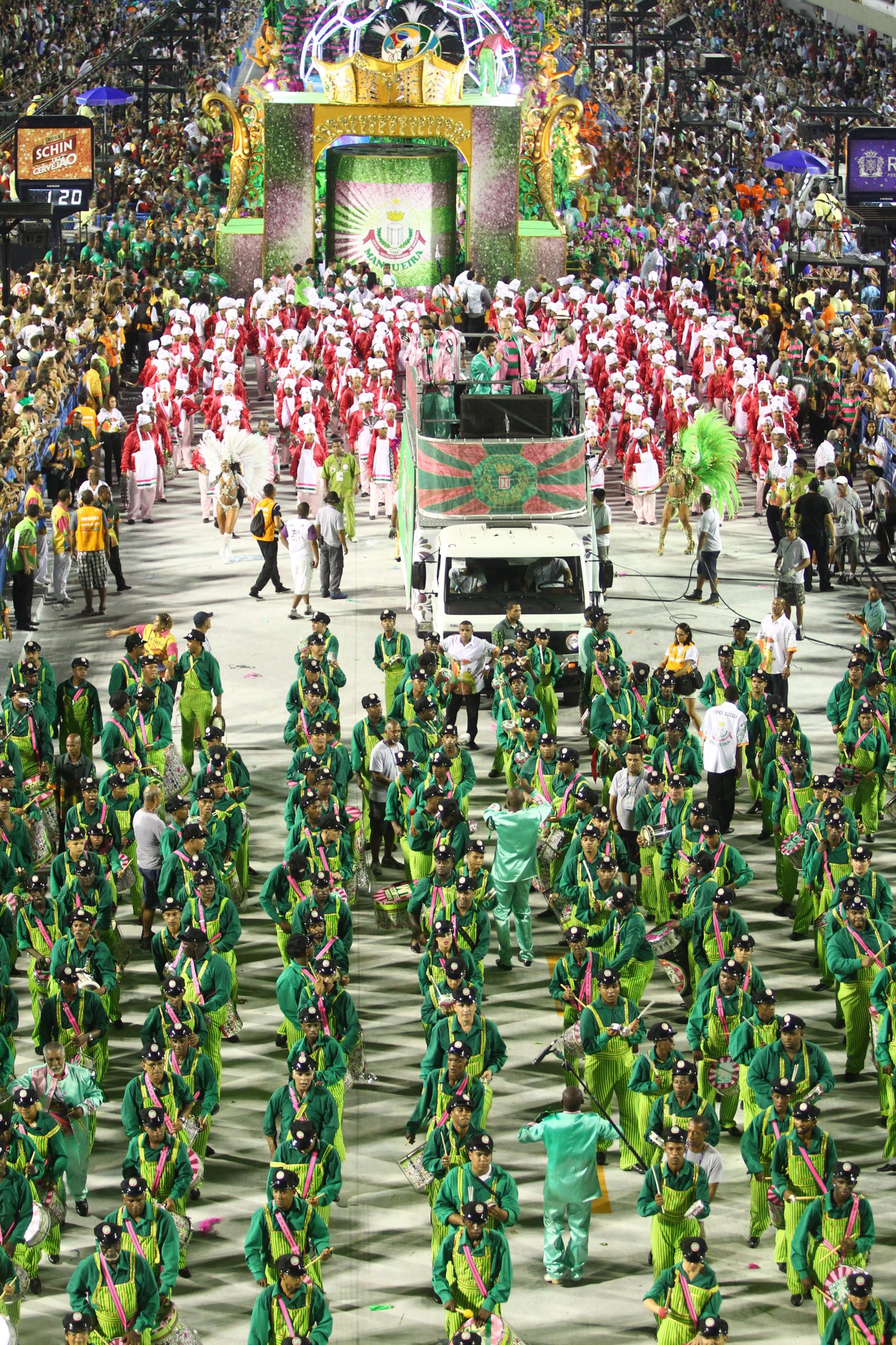 2013: Mangueira leva duas baterias para o desfile — Foto: Ivo Gonzalez