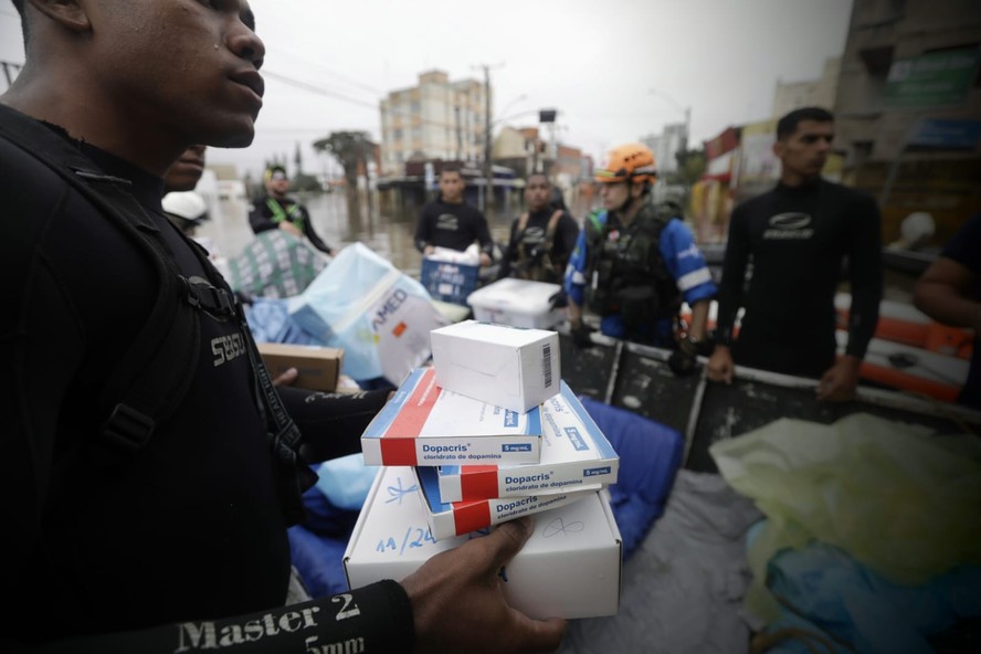 Medicamentos são transportados em cidade alagada do Rio Grande do Sul