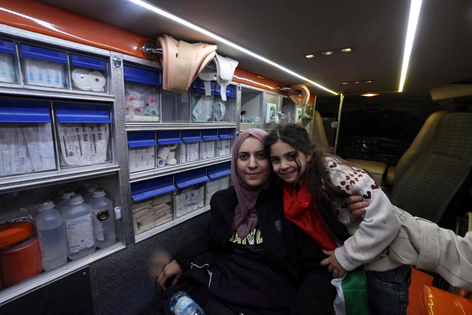 Fatima Shaheen com sua filha; palestina foi libertada por Israel — Foto: HAZEM BADER / AFP