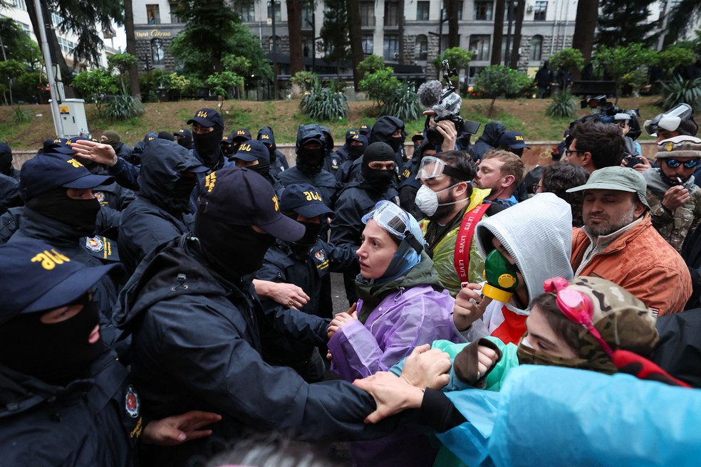 Policiais confrontam manifestantes em protesto contra aprovação da lei de agentes estrangeiros — Foto: Giorgi Arjevanidze/AFP