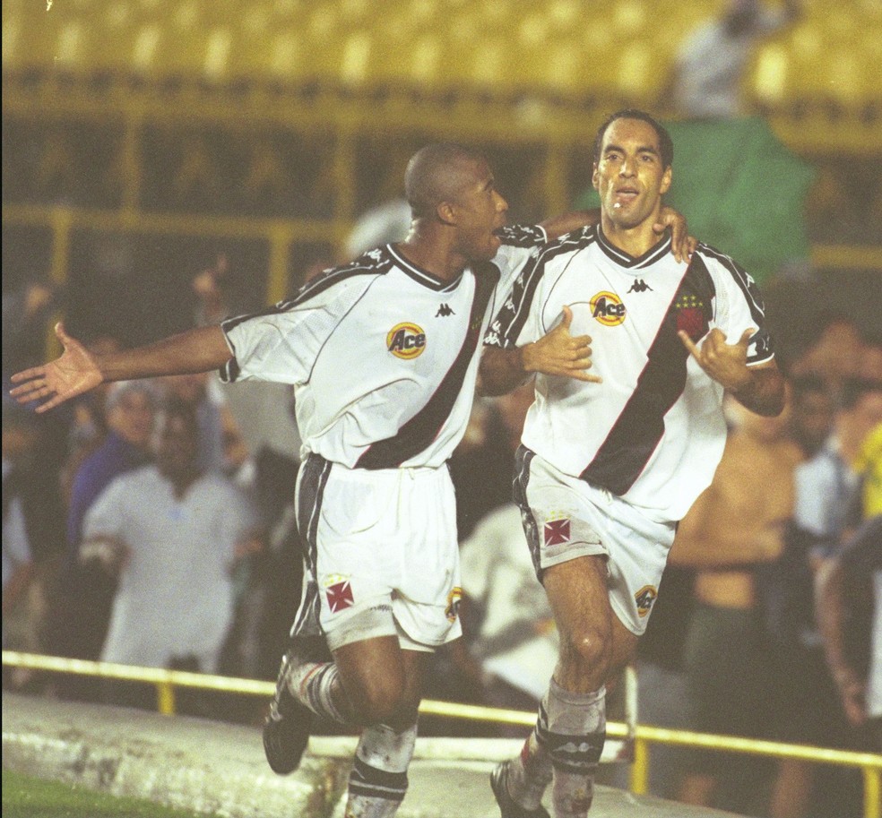 Em jogo contra ao Flamengo, em 1999, Edmundo comemora com coreografia do Molejo — Foto: Fernando Maia