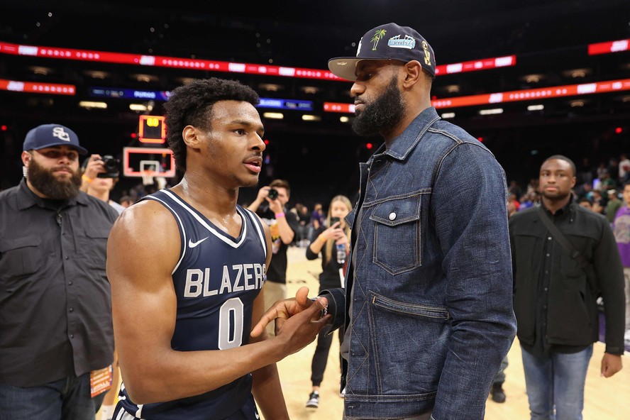 LeBron ao lado do filho, Bronny James