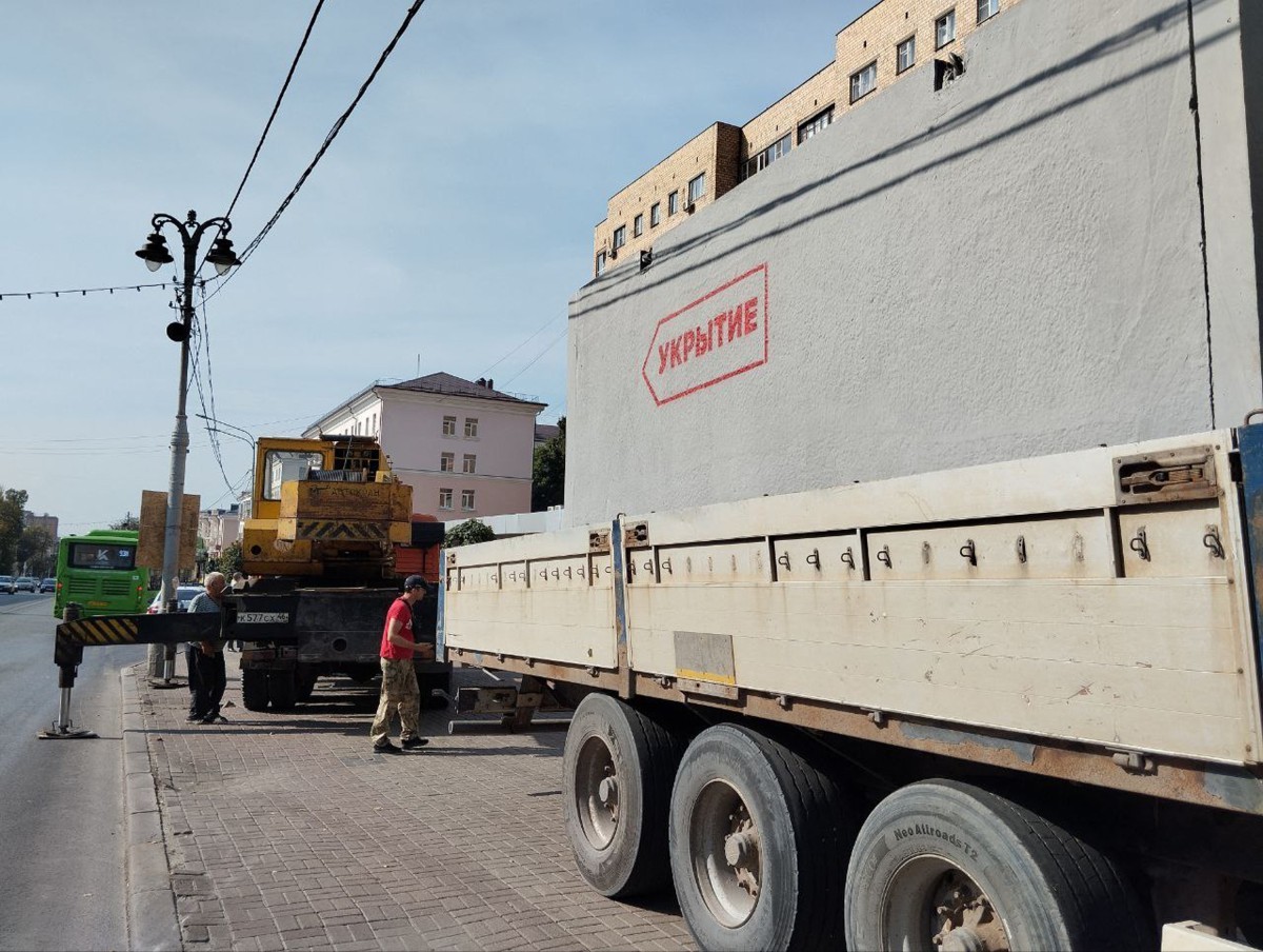 Trabalhadores municipais transportam abrigos de ônibus de concreto em Kursk em 22 de agosto de 2024 — Foto: Governor of Kursk Region/AFP