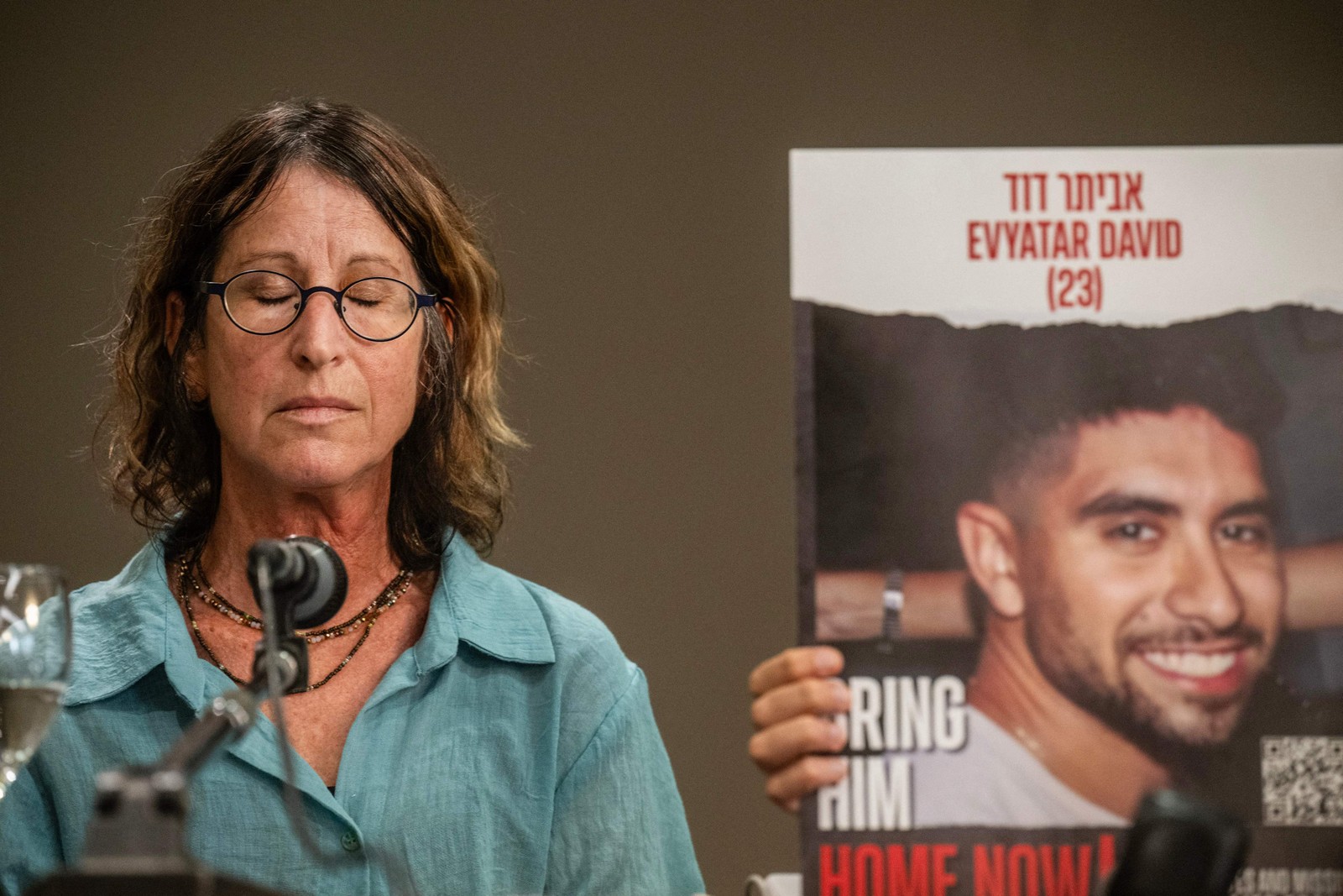 Galya David ao lado de um retrato do seu filho, Evyatar David, de 22 anos, mantido refém pelo Hamas, enquanto participam de coletiva de imprensa em Atenas, em 6 de novembro de 2023 — Foto: Angelos Tzortzinis / AFP