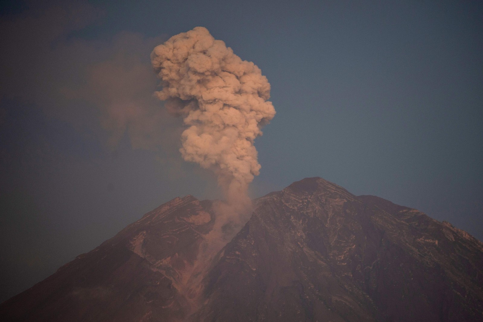 Fumaça sobe do Monte Semeru em Lumajang, Indonésia. Atividade já deixou mais de 2 mil pessoas desabrigadas — Foto: JUNI KRISWANTO/AFP