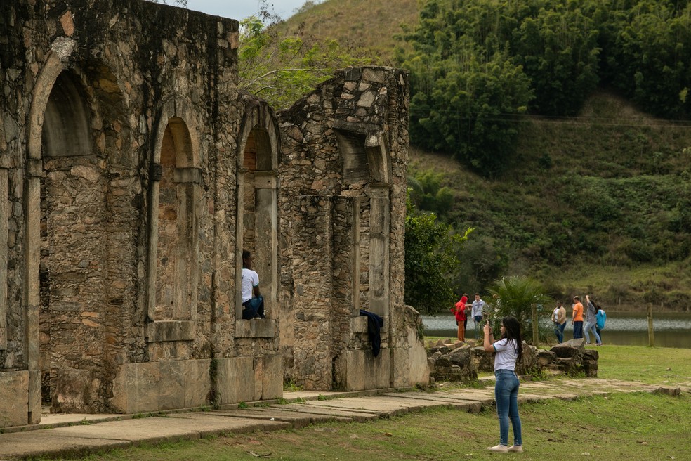 Visitantes tiram fotos nas ruínas do Parque Arqueológico e Ambiental São João Marcos, no município de Rio Claro, no sul do Estado do Rio — Foto: Brenno Carvalho / Agência O Globo