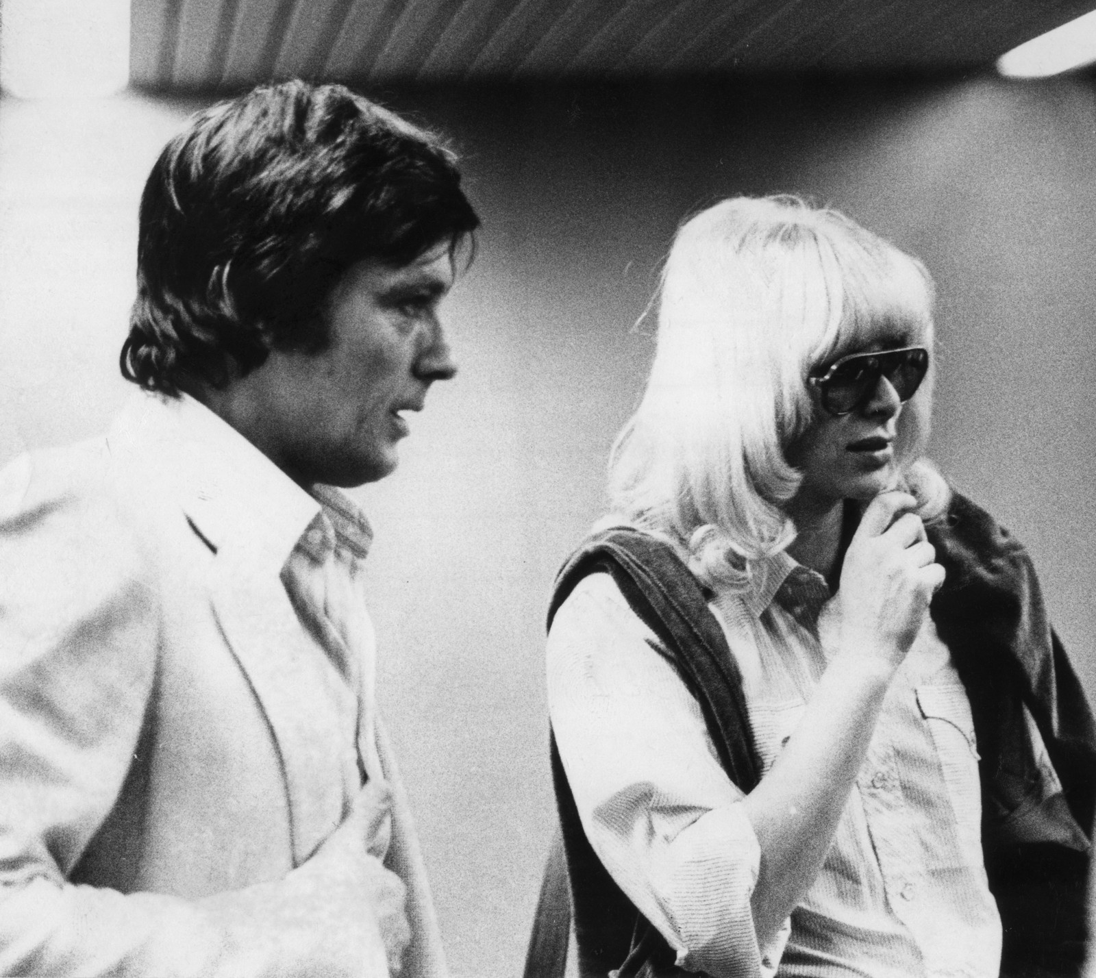 Alain Delon (ator) - No aeroporto do Galeão com Mireille Darc — Foto: Arquivo / Agência O Globo