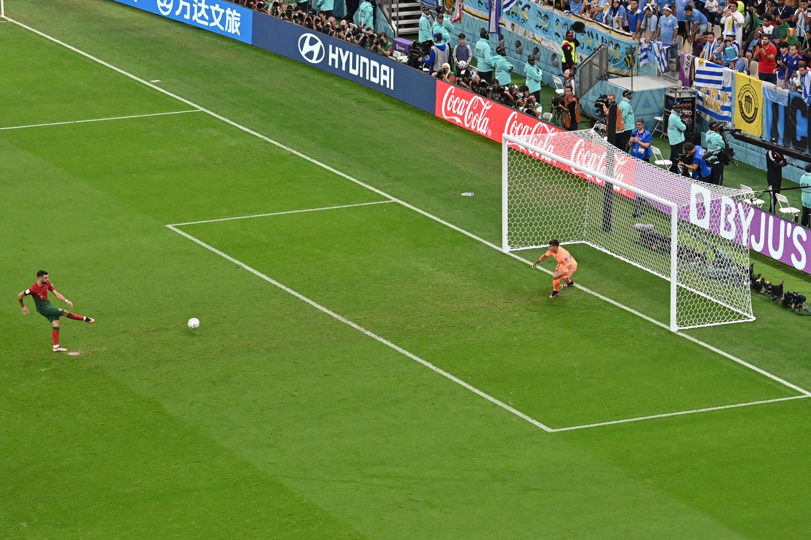 Bruno Fernandes cobra pênalti e marca o segundo gol de Portugal — Foto: Glyn KIRK / AFP