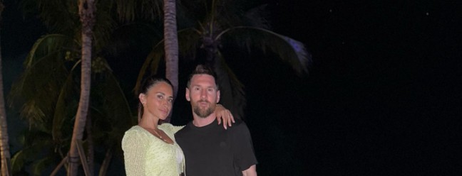 Lionel Messi publicou uma imagem com a mulher numa praia à noite durante as férias do casal — Foto: Reprodução/Instagram