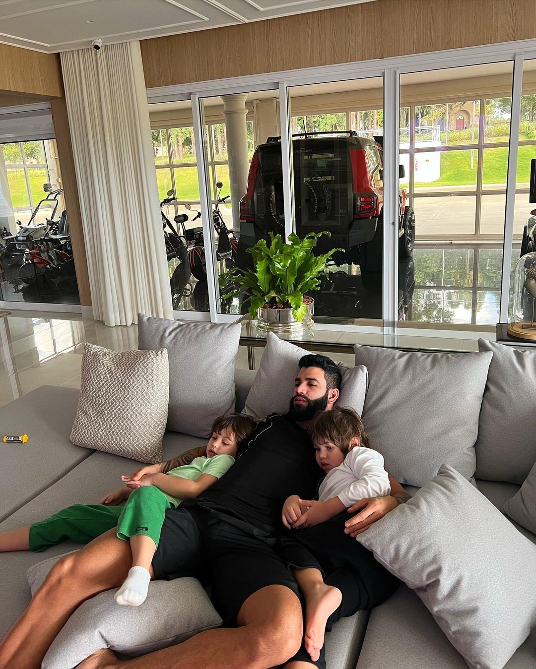 Gusttavo Lima com os filhos em sua mansão — Foto: Reprodução Instagram