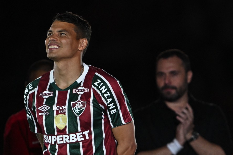 Thiago Silva em apresentação no Fluminense no Maracanã com o presidente Mário Bittencourt ao fundo