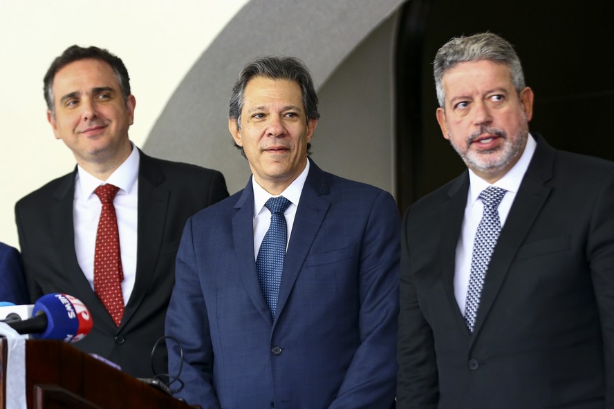 O ministro da Fazenda, Fernando Haddad, e os presidentes da Câmara, Arthur Lira, e do Senado, Rodrigo Pacheco, durante entrevista após reunião na Residência Pficial da Presidência do Senado