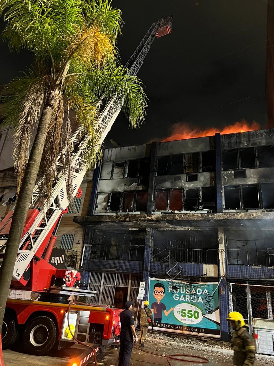 O local da tragédia, que deixou ao menos dez mortos na madrugada desta sexta-feira, funcionava de forma irregular e abrigava pessoas pelo aluguel social — Foto: Corpo de Bombeiros