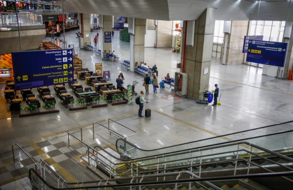 Saguão do Aeroporto do Galeão praticamente vazio — Foto: Guito Moreto/Agência O Globo