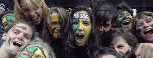 Jovens 'caras pintadas' a favor do impeachment de Collor, em 1992 — Foto: Custódio Coimbra/Agência O GLOBO