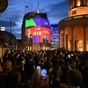 Painel luminoso mostra pesquisa de boca de urna apontando para vitória do Partido Trabalhista no Reino Unido - Oli SCARFF / AFP