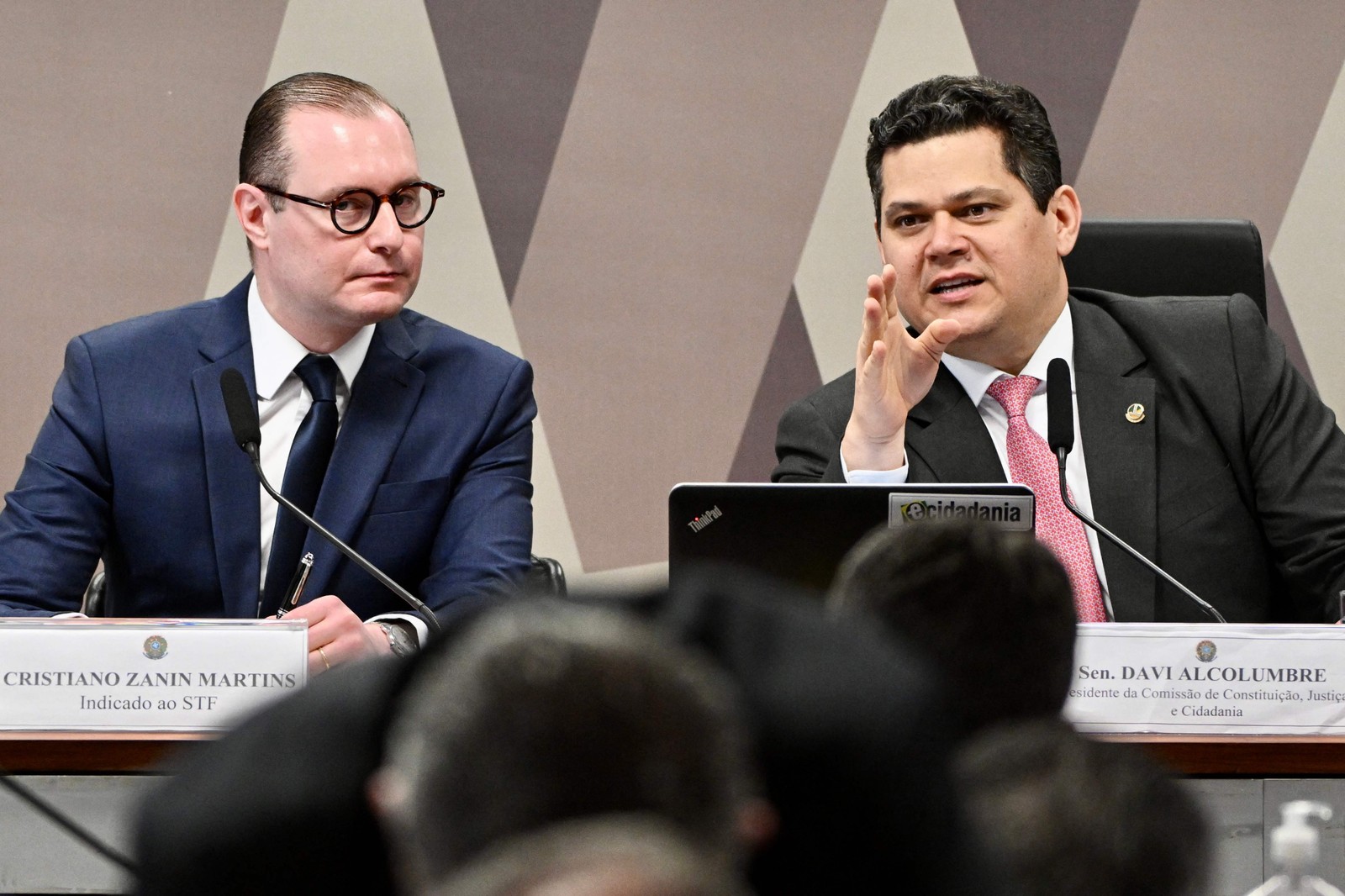 Zanin fala ao lado do senador David Alcolumbre durante sabatina na CCJ do Senado Federal, em Brasília — Foto: EVARISTO SA / AFP