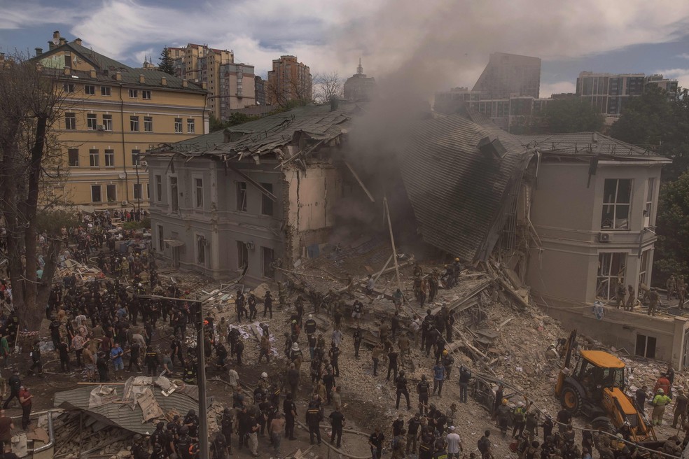 Equipes de resgate trabalham nos escombros do hospital pediátrico destruído em Kiev — Foto: Roman Pilipey/AFP