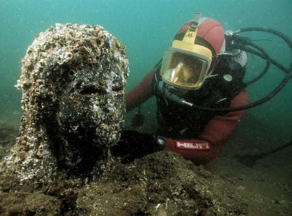 A primeira descoberta dos pesquisadores foi a enorme cabeça de uma das estátuas da época — Foto: Franck Goddio