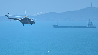 Helicóptero militar chinês sobrevoa a ilha de Pingtan, um dos pontos mais próximos entre China e Taiwan, na província de Fujian — Foto: Hector RETAMAL/AFP