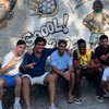 Amigos de Vini Jr. posam com o jogador na rua em que ele jogava bola, no Porto do Rosa, em São Gonçalo - Reprodução/Instagram