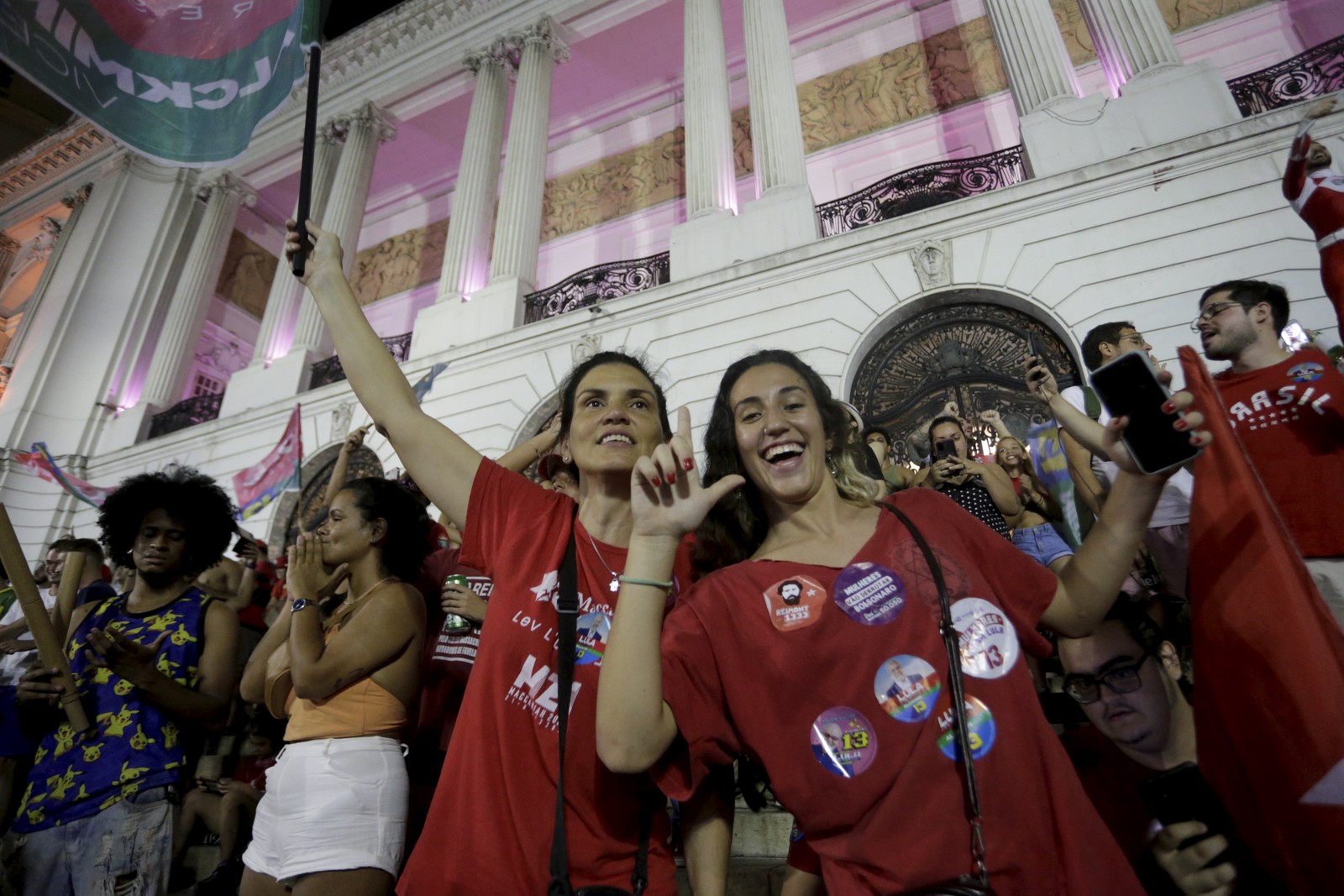 Eleitores de Lula festejam na Cinelândia, Centro do Rio — Foto: Domingos Peixoto/Agência O Globo