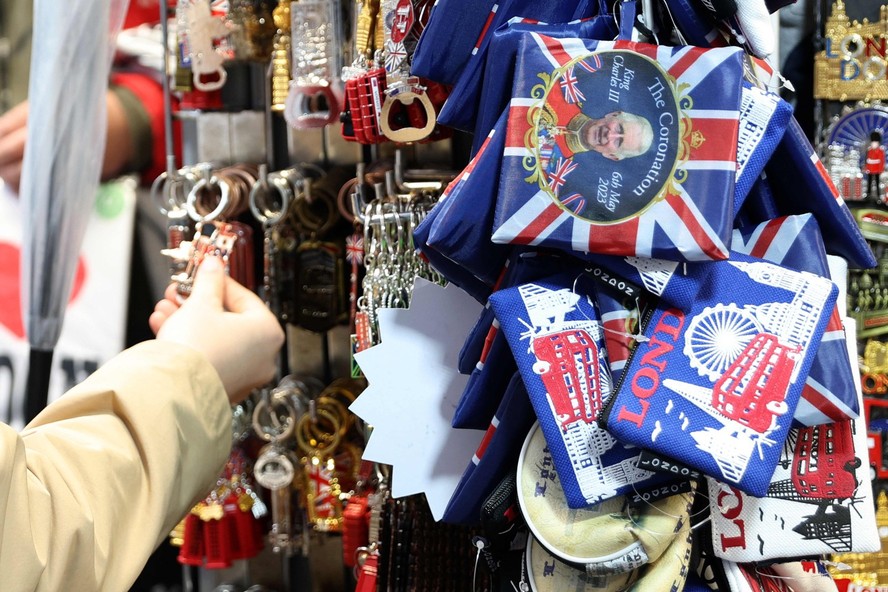 Souvenires com o rosto do rei Charles III são vendidos em Londres, no Reino Unido