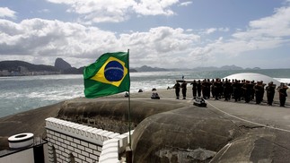 Comemoração dos 100 anos do Forte de Copacabana. Na foto de 04/09/2014, soldados em formação diante de um dos canhões do forte — Foto: Gustavo Miranda/ Agencia O Globo