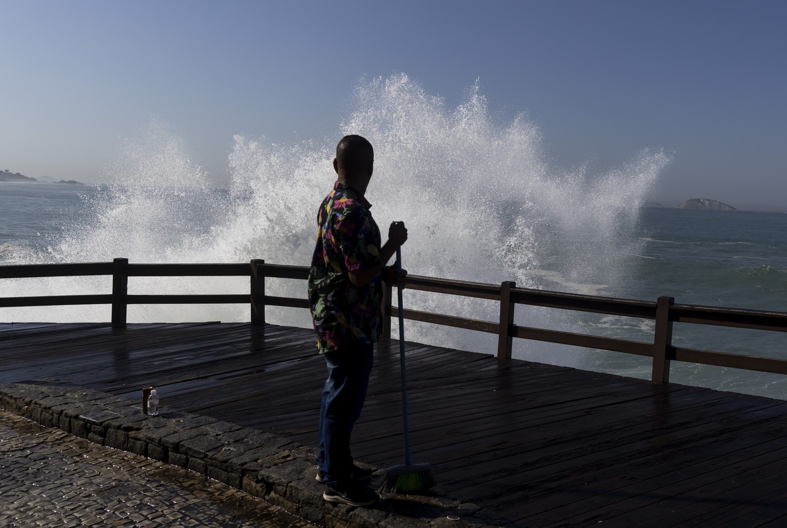 Ressaca na orla do Rio. Na foto, mirante na praia do Leblon. — Foto: Márcia Foletto / Agência O Globo