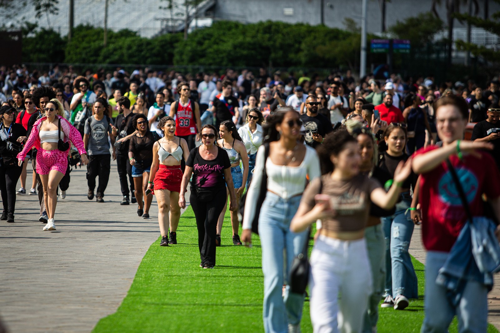 Multidão se aproxima dos palcos do Rock in Rio — Foto: Hermes de Paula/Agência O Globo