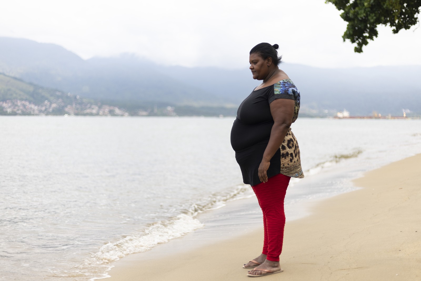 Tatiane Cordeiro, 41 anos, carreteira, recebe o Auxílio Brasil. Perdeu as filhas Thaline, de 16 anos, e Ana Vitória, de 7 anos, em um deslizamento de terra em São Sebastião — Foto: Maria Isabel Oliveira/Agência O Globo