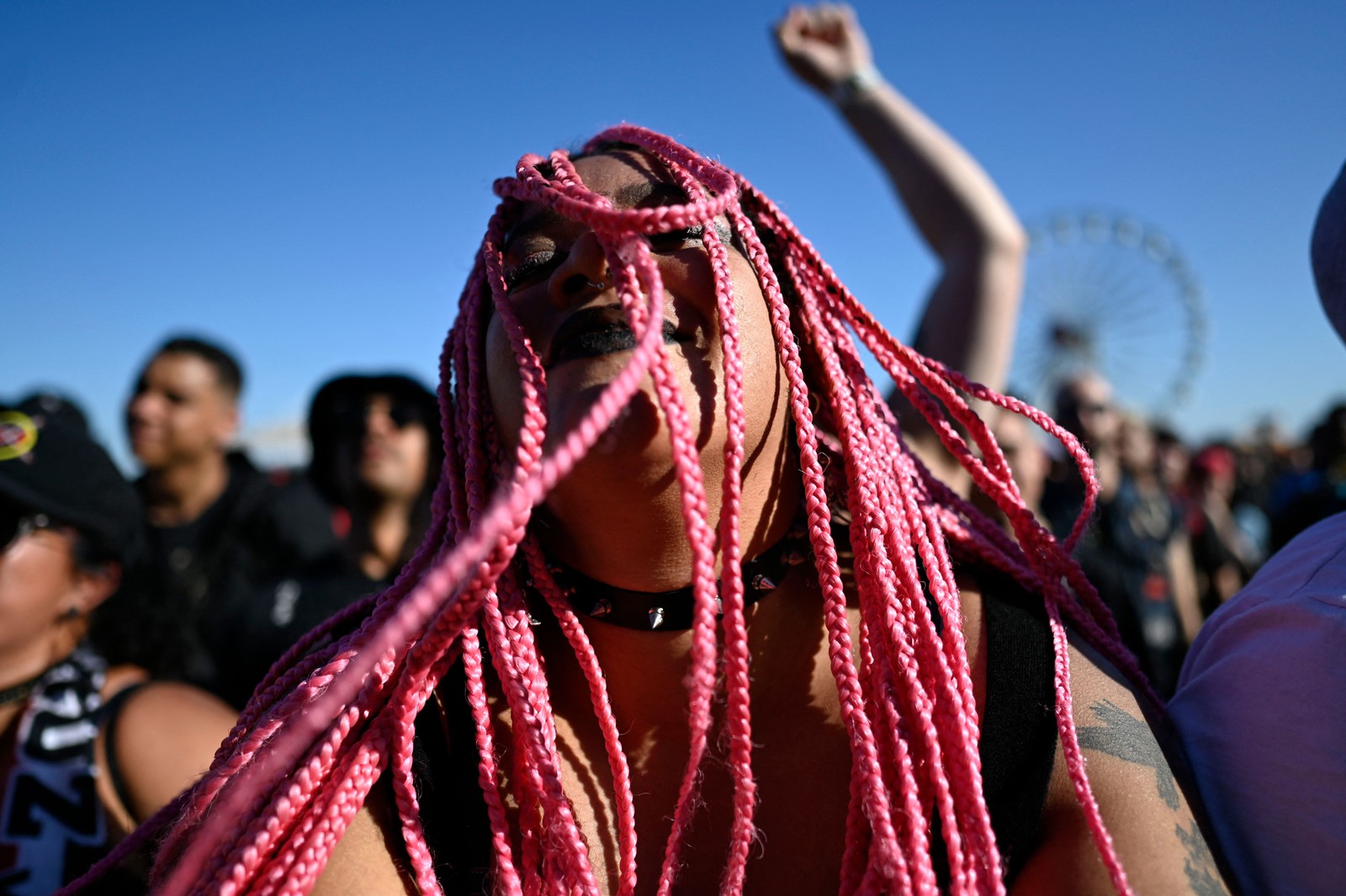 Fã da Black Pantera curte show durante o primeiro dia do festival — Foto: Mauro Pimentel/AFP