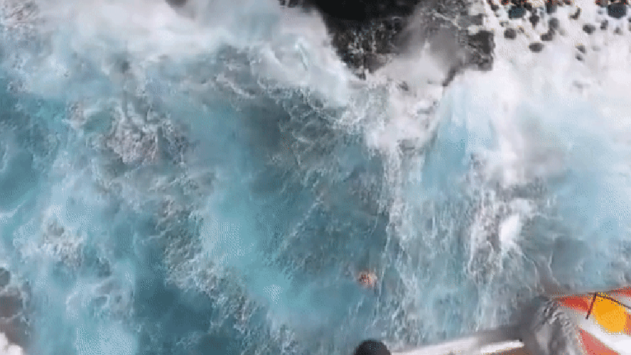 Turista morre após cair no mar enquanto tirava foto; veja vídeo do resgate