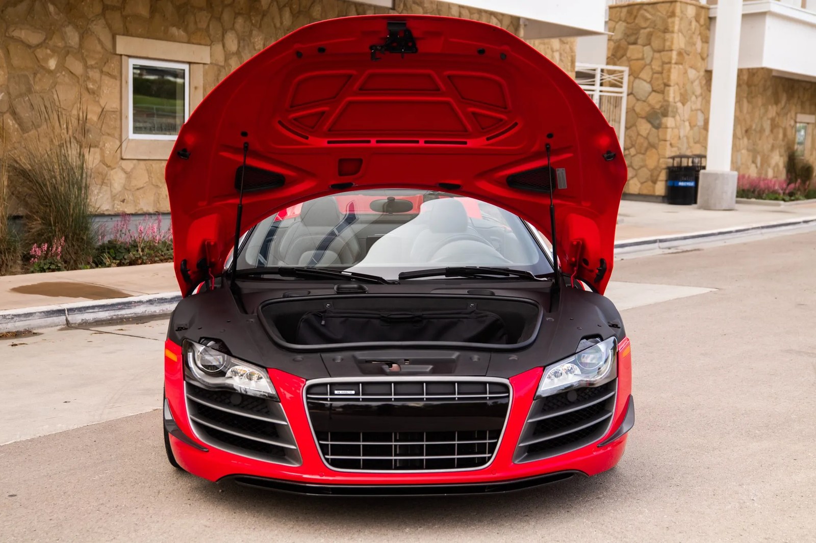 O porta-malas do Audi R8 fica na parte da frente e possui um tamanho considerável de mais de 100L — Foto: Reprodução Bring a Trailer