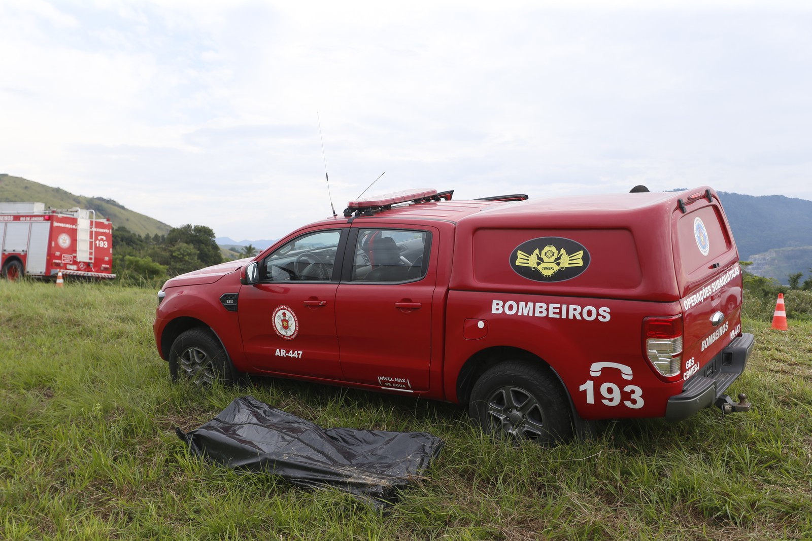 Corpo foi encontrado no Rio Guandu — Foto: Fabiano Rocha / Agência O Globo