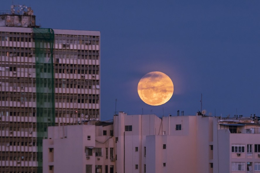 Superlua na cidade do Rio de Janeiro