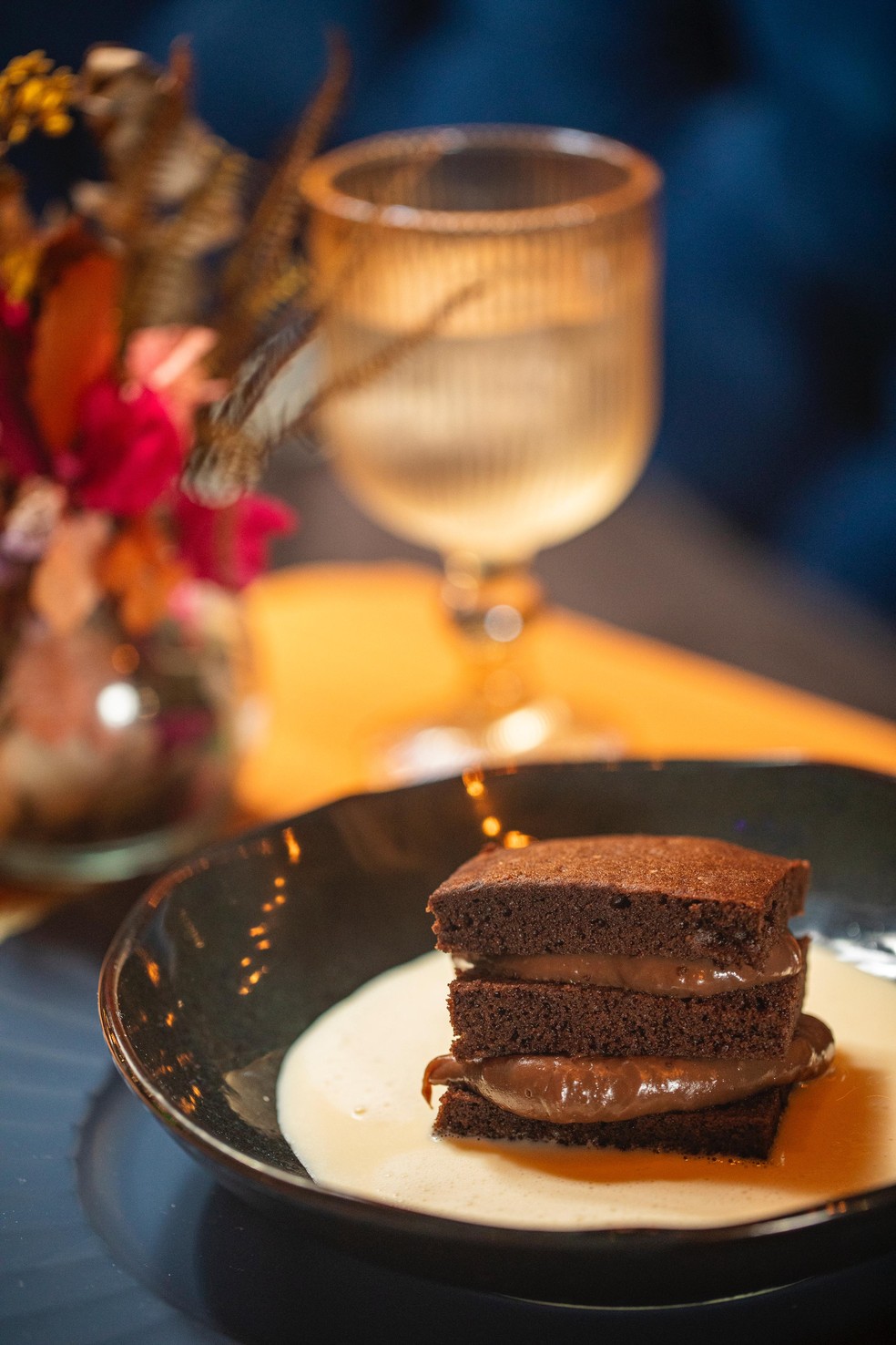 Bolo de chocolate: sobremesa  servida no Vizinho Gastrobar — Foto: Divulgação