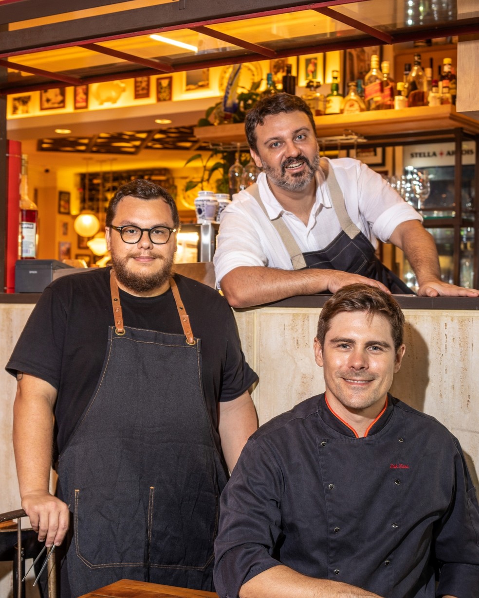 Luiz Petit (à esquerda), Cristiano Lanna (no balcão) e Erik Nako: três dos quatros sócios de Maria e o Boi — Foto: Divulgação/Tomás Rangel