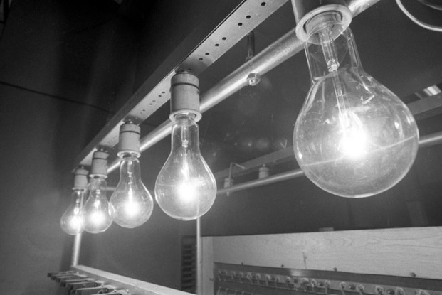 Nos EUA, venda de lâmpadas incandescentes, que gastam mais energia, estão proibidas a partir de hoje