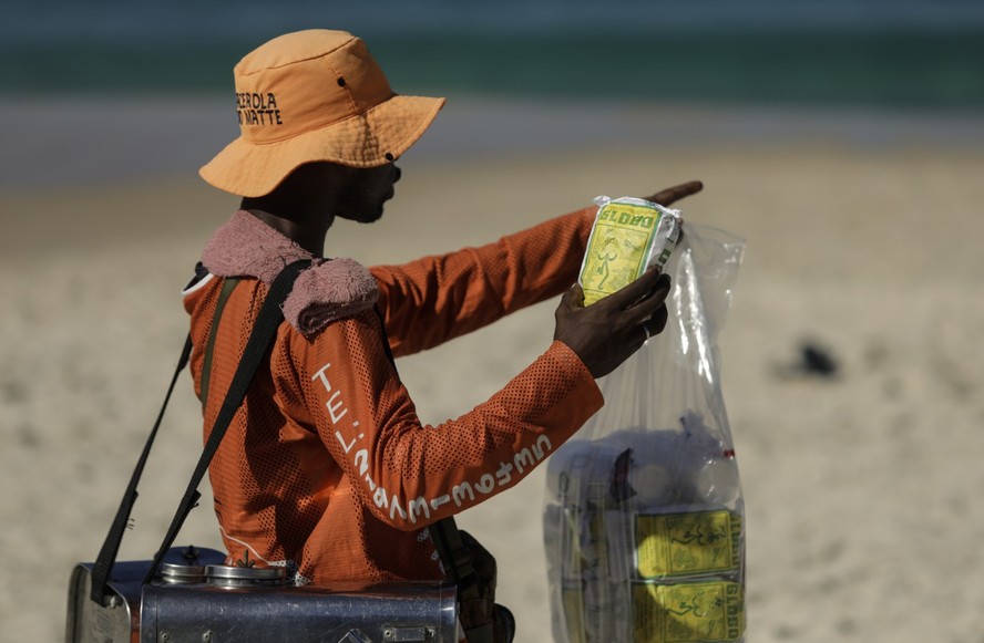 Venda de biscoito Globo na praia de Copacabana