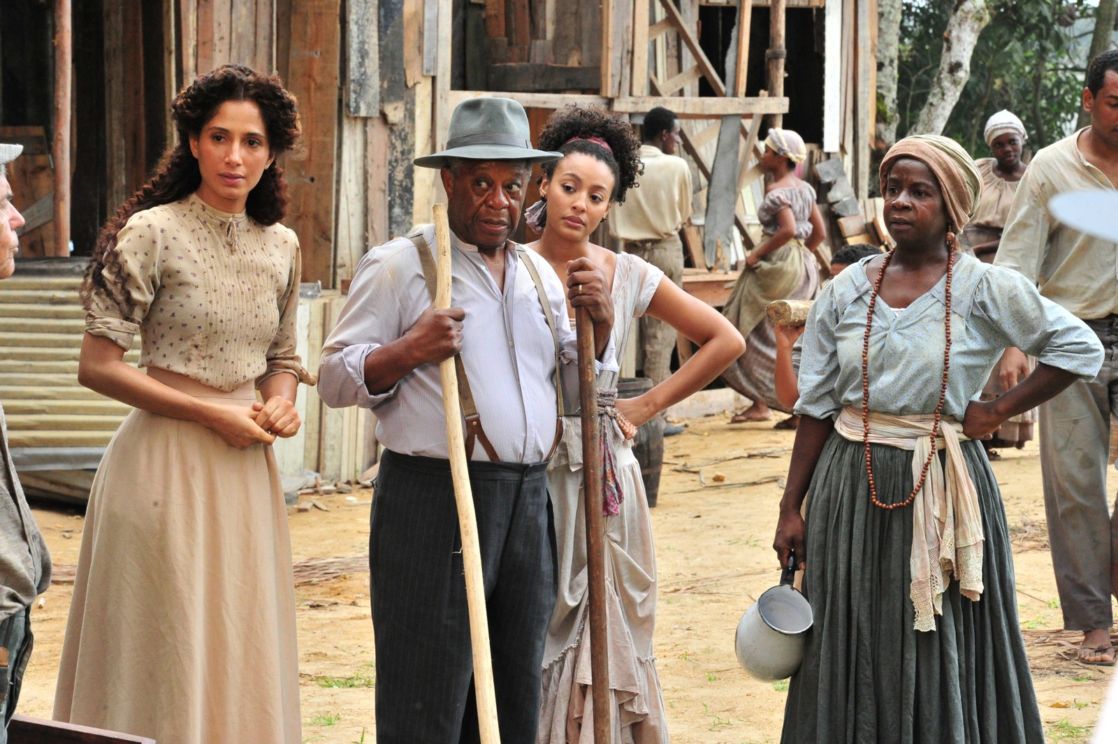 Milton Gonçalves, Camila Pitanga, Sheron Menezes e Zezé Barbosa na novela 'Lado a Lago', de 2012  — Foto: Estevam Avellar / TV Globo - 13/09/2012