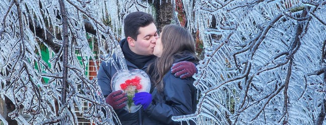 Casal posa em meio à árvores congeladas em São Joaquim — Foto: Mycchel Legnaghi / @saojoaquimonline.com.br