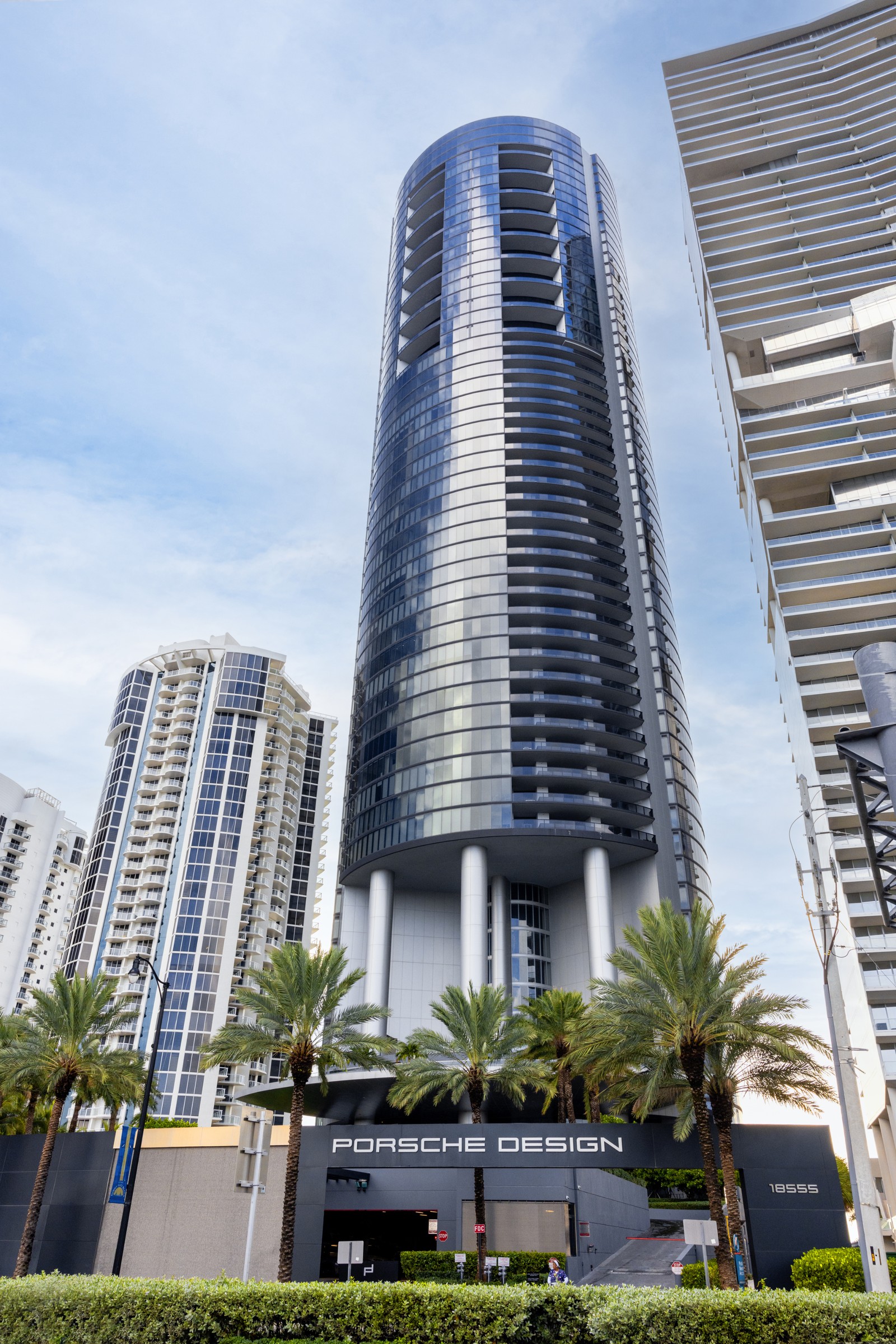 A torre Porsche Design em Sunny Isles Beach, Flórida. O mercado de condomínios de luxo de marca está crescendo e agora inclui casas de moda e fabricantes de carros de luxo, especialmente em Miami